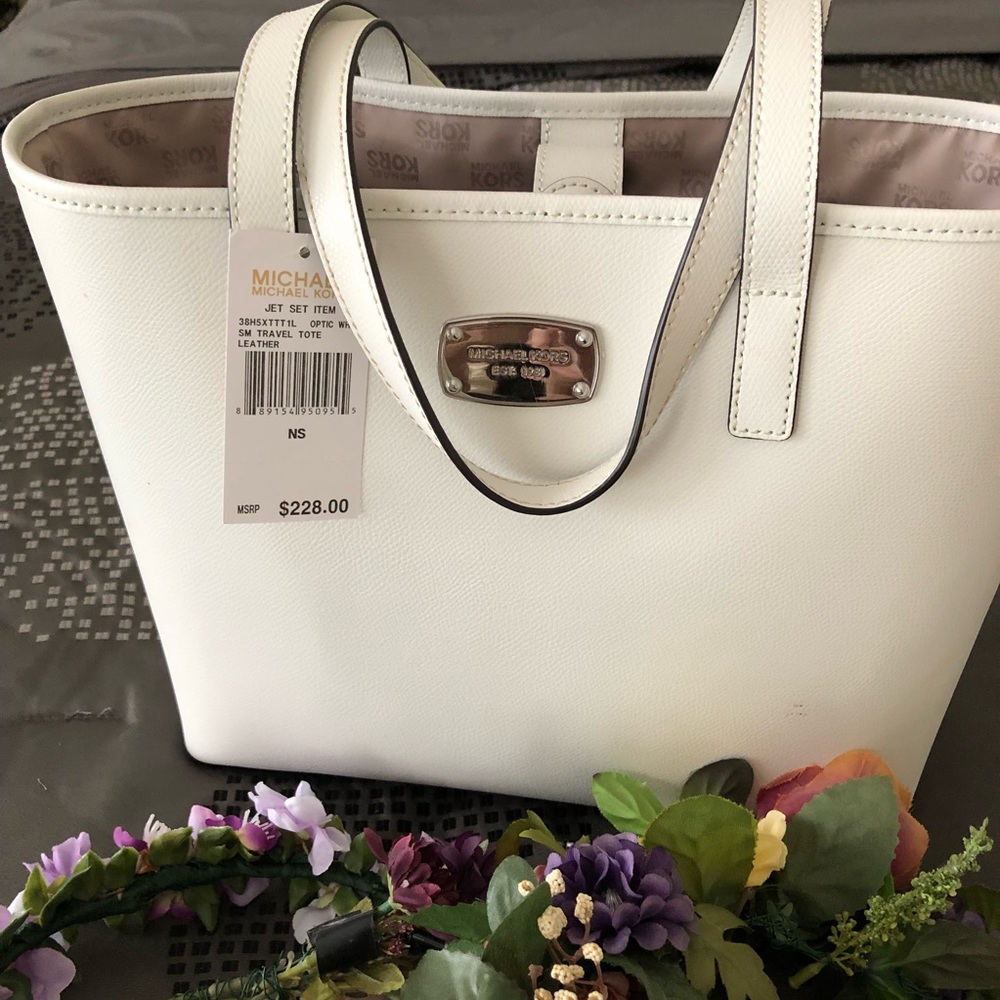 Brand new Michael Kors Shoulder Bag.
